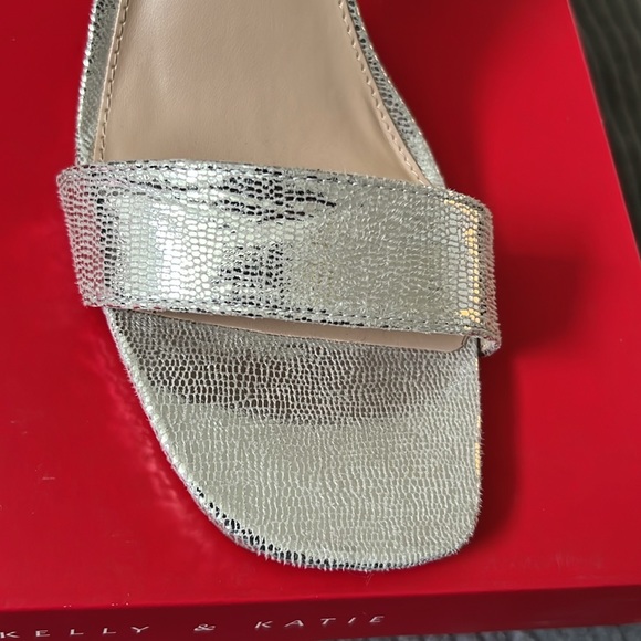 Metallic silver women’s 9M block heel - Picture 7 of 8